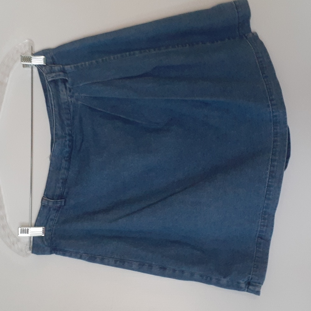 Company Ellen Tracy size 14 denim pleated relaxed fit skort